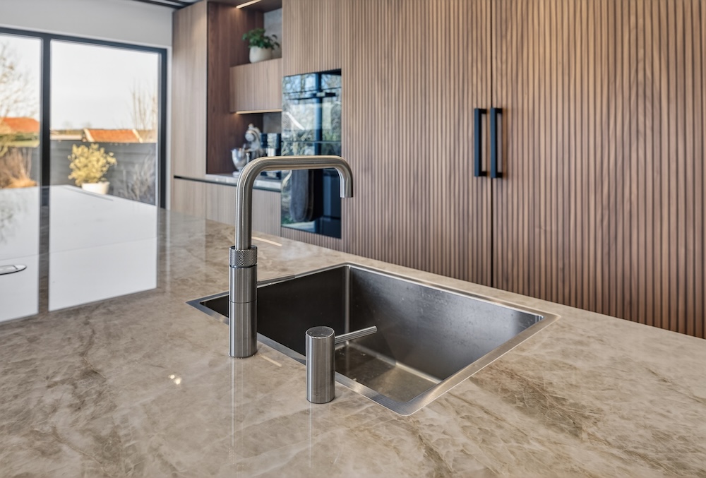 FotoBinnenkijken in een luxe keuken met unieke details
